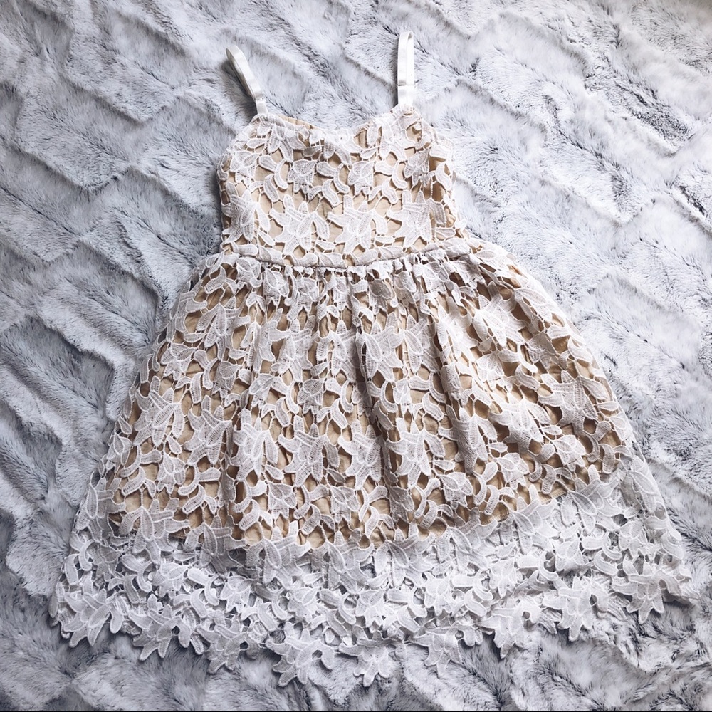 Girl’s lace dress